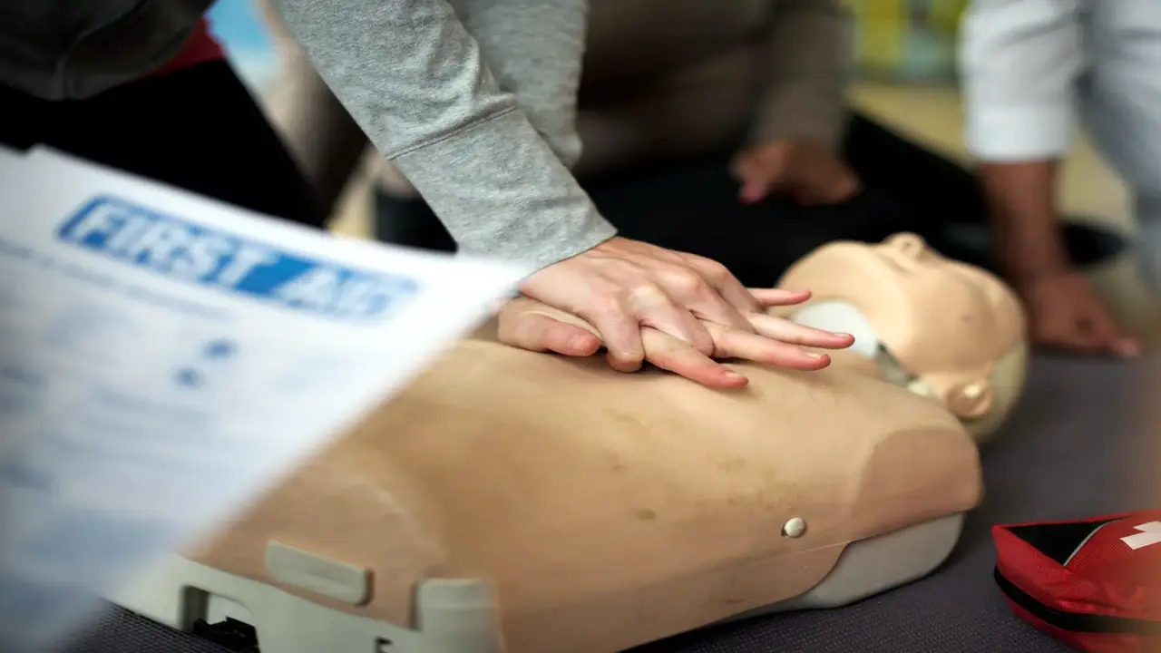 You are currently viewing How to Perform CPR: A Step-by-Step Guide to Save Lives